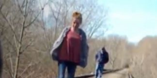 Dve devojčice šetale šumom, spazile čudnog čoveka koji ih prati, uzele da snimaju, a od tada im se gubi trag: Posle 5 godina, penzionerka dolazi do šok saznanja - featured image