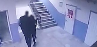 (UZNEMIRUJUĆE) MONSTRUOZAN SNIMAK IZ TURSKE Direktor škole gurnuo niz stepenice autistično dijete! - featured image