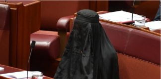 “SRAMOTO, VREĐAŠ MUSLIMANE”, obukla BURKU i SKANDALIZOVALA CELU ZEMLJU! Evo ko se krije iza tradicionalne odeće dok sa svih strana bukte NIKAD GORE KRITIKE - featured image