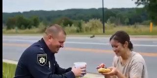 Policajac Koji Je Svakog Dana Ručao S Beskućnicom - featured image