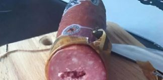 Pronašla sam USB u običnoj kobasici — u početku sam mislila da je slučajnost, dok nisam proverila šta se nalazi unutra. - featured image