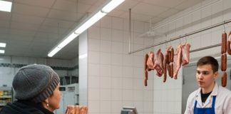 Svaki dan sedamdesetogodišnja penzionerka kupovala je kod mesara 40 kilograma mesa. Jednog dana mesar je odlučio da je prati kako bi saznao gde nestaje svo to meso. - featured image