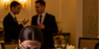 Želudac mi je krulio kao u psa lutalice, a ruke su mi se smrzavale. Hodao sam pločnikom, gledajući jarko osvijetljene izloge restorana, s tim mirisom svježe pripremljene hrane koji je boljeo više od hladnoće. Nisam imao ni jednog novčića. - featured image
