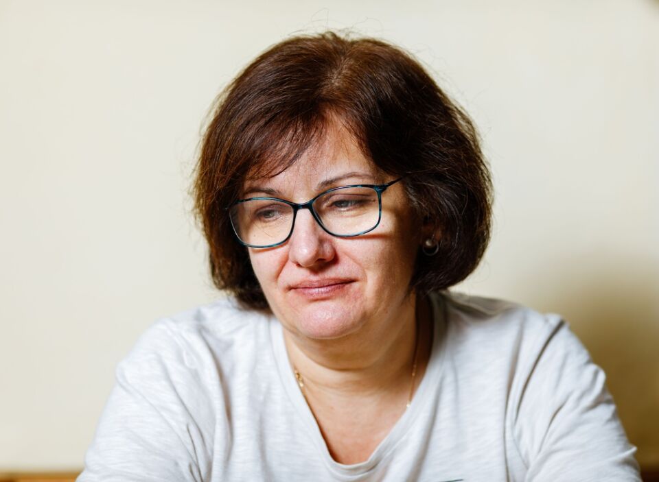 Dok se opraštala od sina, žena je iznenada čula poznati glas iz zatvorenog kovčega i uspaničeno prijurila k njemu. Ali kad su ga otvorili, prisutni se smrzli od užasa……… 😲😲😲 - content image