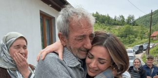 Prodao je posljednji komad zemlje da školuje kćer — a 11 godina kasnije kolona automobila pred njegovom kućom natjerala je cijelo selo na suze - featured image