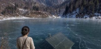 Otac joj je u nasljedstvo ostavio samo zaleđeno jezero u zaboravljenom rumunjskom selu, sve dok se ispod leda nije pojavila koliba o kojoj nitko nije želio priznati da išta zna… - featured image