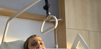 Moj 86-godišnji suprug zamolio me da se nasmiješim za našu posljednju fotografiju pokraj njegova bolničkog kreveta… Nisam razumjela zašto sve dok mi medicinska sestra nije predala ono što je potajno pripremio za mene… - featured image