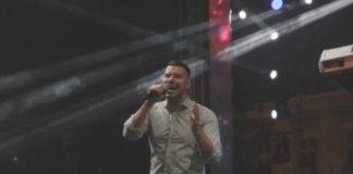 UMRLA DJEVOJKA NAŠEG PJEVAČA!! Odjednom se srušila na njegovom nastupu, on ne dolaazi sebi od šokkka… - featured image
