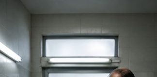 Tokom obdukcije, upravo kada je patolog uzeo skalpel i spremao se napraviti prvi rez, žena je iznenada otvorila oči i šapnula: „Molim vas, nemojte im reći da sam živa.“ Ali ono što se dogodilo nakon toga bilo je mnogo strašnije. 😨 - featured image