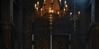 Nakon smrti mlade kraljice, cijela palača zavijena je u tugu, a njeno tijelo prekriveno zlatnim nakitom ostavljeno je u hramu do zore pod stražom najvećih ratnika kraljevstva… ali kada su svećenici ujutro otvorili vrata hrama, unutra ih je čekao pravi užas 😨 - featured image