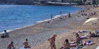 ŽENA NA PLAŽI U CRNOJ GORI ŠOKIRALA LJUDE: Ne kupa se, SVI GLEDAJU ŠTA DRŽI U RUKAMA – “ovo je kraj sveta” (VIDEO) - featured image