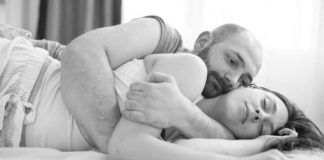 Šta znači ako žena tokom intimnog odnosa samo leži i pasivno se ponaša, prema psihologiji - featured image