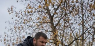Samo sam htjela baciti svoj stari dušek, koji je već bio pocijepan na nekoliko mjesta, ali moj pas je zario zube u njega i nije mi dao da napravim ni jedan korak. U tom trenutku još uvijek nisam shvatala zašto se tako čudno ponaša, ali samo nekoliko minuta kasnije zažalila sam što sam uopće odlučila iznijeti taj dušek iz kuće. 😨😨 - featured image