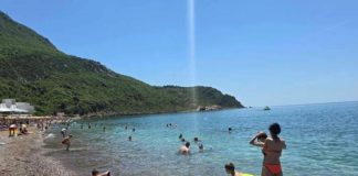 Kupači na plaži u Crnoj Gori NISU MOGLI DA VERUJU OČIMA! Zbog onoga što su videli u PLIĆAKU, odmah su pobjegli… (VIDEO) - featured image