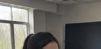 Dvanaest godina nakon što su moj otac i majčina najbolja prijateljica organizirali nesreću, naplatili naše životno osiguranje i izgradili bogatstvo na našoj smrti, vratila sam se pod drugim imenom u školu njihova sina — ali moja osveta nije počela prijetnjom, nego starim policijskim spisom, lažnim potpisom i čovjekom koji je godinama šutio - featured image