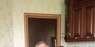 Više od 30 godina moj me muž svake večeri tjerao da pijem iz iste neoznačene boce. Mislila sam da me toliko mrzi da me polako truje — ali šest dana nakon njegove smrti liječnik je zaključao vrata… - featured image
