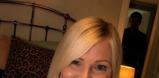 **Poslala sam svom mužu selfie iz naše spavaće sobe dok je bio na poslovnom putu — nekoliko sekundi kasnije nazvao me uspaničeno i upitao: „Tko stoji iza tebe?“ Okrenula sam se… i krv mi se sledila u žilama.** - featured image
