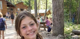 Moja kći iz izviđačkog kampa poslala mi je fotografiju na kojoj se široko smiješila, ali kad sam povećala pozadinu, ugledala sam čovjeka koji joj se nije smio približiti — i shvatila da njezin tjedan u šumi nije bio slučajnost - featured image