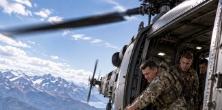 Pripadnici pratnje gurnuli su mladu vojnikinju iz helikoptera samo da je ponize i “nauče lekciji” — nisu ni slutili što će im se dogoditi samo nekoliko minuta kasnije… 😱 - featured image