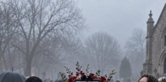 Na sahrani mlade žene četvorica snažnih muškaraca pokušala su podići njen lijes, ali su ga zbog neobične težine skoro ispustili. Kada je ožalošćeni suprug zahtijevao da se lijes odmah otvori, ono što su pronašli unutra ispunilo je sve prisutne pravim užasom. 😨 - featured image