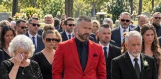 Moj brat je stigao na sahranu našeg oca u jarkocrvenom odijelu i odmah sam se uznemirila. Svi ostali muškarci u kapeli bili su obučeni u crno, ugljenasto ili tamnosivo. A onda je ušao Eric. - featured image