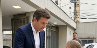 Imala sam samo osam godina kad sam vratila novčanik jednog milijardera umjesto da zadržim novac koji je mogao spasiti moju obitelj. Ali čim je ugledao ružičastu obavijest o deložaciji kako viri iz mog ruksaka, izraz lica potpuno mu se promijenio i povikao je: “Zaključajte sva vrata. Nitko ne izlazi!” Mislila sam da sam u nevolji, ali nisam imala pojma da sam se našla usred tajne zakopane prije dvanaest godina. - featured image