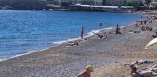 ŽENA NA PLAŽI U CRNOJ GORI ŠOKIRALA LJUDE: Ne kupa se, SVI GLEDAJU ŠTA DRŽI U RUKAMA – “ovo je kraj sveta” (VIDEO) - featured image
