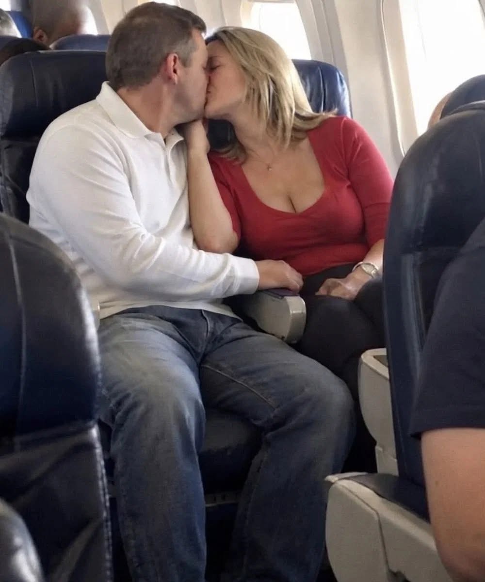 Žena je uhvatila muža s najboljom prijateljicom u avionu i natjerala ih da oboje požale - featured image Žena je uhvatila muža s najboljom prijateljicom u avionu i natjerala ih da oboje požale - featured image