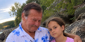 Na ovoj fotografiji smiješila sam se pored svog očuha… Godinama je moja majka vjerovala da me voli kao vlastitu kćer, ali nije imala pojma što se zapravo događalo iza njenih leđa — niti zašto ću tu tajnu nositi sa sobom još mnogo godina - featured image