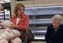 Bogata žena kupila je sve ćurke na akciji, dok je starija baka preklinjala da ostavi bar jednu za svog bolesnog unuka. Tada se iz zvučnika supermarketa začuo muški glas, a žena je odjednom prebledela. - featured image