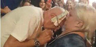 SRBI ZGROŽENI ZBOG SNIMKA SA ŠABAČKOG VAŠARA! Nabijao joj MIKROFON u grudi, a onda ZARIO GLAVU u dubine! - featured image