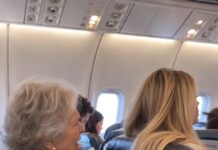 Mlada žena u avionu neprestano je prebacivala svoju dugu kosu preko naslona sjedišta, a ona je završavala direktno u mojoj kafi i hrani. Trpjela sam njeno bezobrazno ponašanje gotovo sat vremena, ali onda sam uradila nešto toliko neočekivano da su svi putnici u avionu ostali potpuno šokirani. 😨😱 Mlada žena u avionu neprestano je prebacivala svoju dugu kosu preko naslona sjedišta, a ona je završavala direktno u mojoj kafi i hrani. Trpjela sam njeno bezobrazno ponašanje gotovo sat vremena, ali onda sam uradila nešto toliko neočekivano da su svi putnici u avionu ostali potpuno šokirani. 😨😱 - featured image