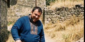 Domaćin je odbio da da vode žednom putniku u dronjcima: Njegov sluga je krišom izneo krčag vode. Ujutru je pred kuću stigla carska kočija i tražila slugu. - featured image