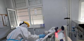 NOVO ŽARIŠTE SMRTONOSNOG VIRUSA Zdravstveni radnici zaraženi, 100 ljudi izolovano, SVE KREĆE SA OVIM SIMPTOMOM - featured image
