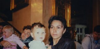 Jasminu iz Kragujevca je majka kao bebu povila u plastičnu kesu i dala u dom: “Kad me je videla posle 35 godina, pala je na pod” - featured image