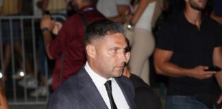 ŠOK SCENE! T0šić sa policijom napustio kuću, evo šta se dešava - featured image