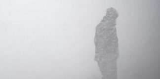 Palo pola metra snijega: Ljudi zarobljeni na aerodromu - featured image