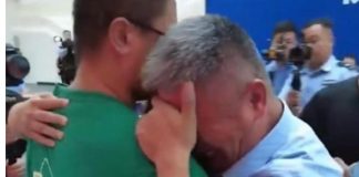 Tragao je više od 20 godina za sinom koga su otmičari odveli kad je bio beba: Nakon što je potrošio sav novac i izgubio svaku nadu, USLIJEDIO JE POZIV - featured image