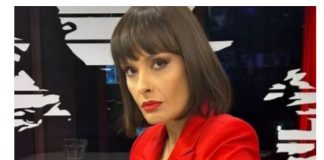 LJUDI NE VJERUJU U ŠTA GLEDAJU: Srpska voditeljka snimljena ispod stola, DA LI JE MOGUĆE DA OVO NOSI - featured image
