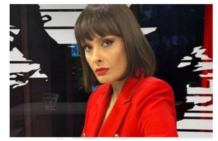 LJUDI NE VJERUJU U ŠTA GLEDAJU: Srpska voditeljka snimljena ispod stola, DA LI JE MOGUĆE DA OVO NOSI - featured image LJUDI NE VJERUJU U ŠTA GLEDAJU: Srpska voditeljka snimljena ispod stola, DA LI JE MOGUĆE DA OVO NOSI - featured image