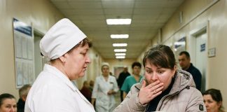 Žureći u bolnicu da uzme lične stvari svog preminulog muža, opterećena tugom, udovica je prošla pored medicinske sestre koja ju je iznenada uhvatila za rukav i tiho prošaputala: “Boga mi, izvinite, ali ovo je jako važno u vezi vašeg muža.” Žena se ukočila, postala pažljivija i počela slušati. “Iz stvari vašeg muža ispala je bilješka. Najprije smo pomislili da je to neki recept, ali… bolje bi bilo da ovo pročitate lično…” Od onoga što je videla, postalo mi je loše… 😲😲😲 - featured image