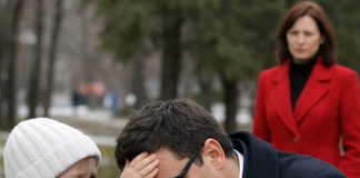 Šapat devojčice iz parka: “Nisi slep, tvoja žena ti nešto sipa u hranu” — istina koja je isplivala iz sudopere - featured image