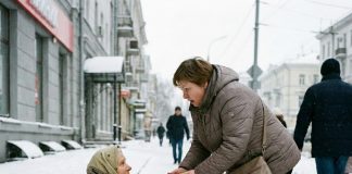 Nakon što je dobila novu poziciju nakon razvoda, mlada žena je svako jutro ubacivala kovanice u kutiju siromašne prosjakinje. No, jednog dana, kada se sagnula da stavi novac, starica ju je čvrsto uhvatila za zglob: „Bila si dobra prema meni, dozvoli mi da te spasem. Ne vraćaj se danas u svoj stan, rezerviši sobu u hotelu, a sutra ću ti nešto POKAZATI…“ 😲😲😲 - featured image
