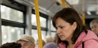 U autobusu je žena sa dvoje dece napravila skandal i zahtevala da joj mladi momak ustupi svoje mesto, ali je odjednom momak uradio nešto od čega su svi putnici zanemeli😨😢 - featured image