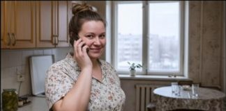 „Olička, uplata nije došla! Možda je neki problem u banci? Proveri, molim te!“ — zabrinuto je govorila svekrva na telefonu. Nasmešila sam se: „Pogledajte kroz prozor i saznaćete.“ Od onog što je videla, svekrvi su se podigle kose na glavi… 😲😲😲 - featured image