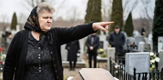 Tokom sahrane mog dvomjesečnog sina, svekrva je rekla da se sve desilo zbog mene, a u odgovoru je moja starija kćerka iznenada šapnula: “Mama, mogu li ti reći šta je baka radila s bratom?” 😨😱 - featured image