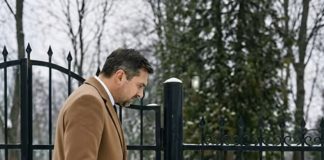 Nakon sahrane svoje supruge, milioner je krenuo prema svom automobilu i u blizini kapije groblja ugledao siromašnu staricu. Zaustavio se, izvadio nekoliko novčanica iz novčanika i šutke joj ih pružio. - featured image