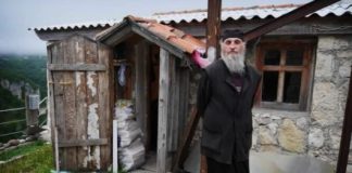 Kada vam neka osoba čini zlo i nanosi vam veliku bol, uradite samo ovu stvar i ponovo ćete naći svoj put ka sreći: Moćan savet monaha sa Svete Gore - featured image