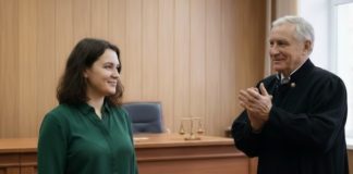 Tokom razvoda u sudu, supruga je mirno odrekla se sve svoje imovine, uprkos smehu muža. Ali kada je sudija shvatio šta se zapravo krije iza njene odluke, ustao je sa svog mesta i aplaudirao joj stojeći. - featured image