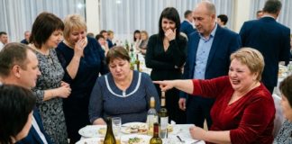 Šta, NEUSPIJEŠNA, bila si najbolja u razredu, a gdje si sada? – smijali su se školski prijatelji na susretu nakon 30 godina… A za minut, svi su ostali zapanjeni… 😲😲😲 - featured image